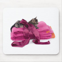 Tabby Kitten on pink towels Tapis De Souris
