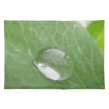 Tischset grosser Wassertropfen auf grünem Blatt