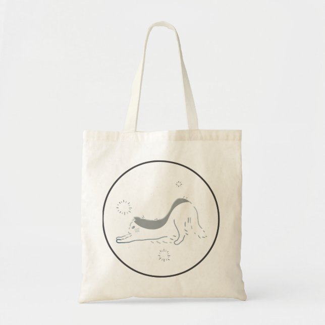しなやかに伸びる猫、静けさの中の美しさ   TOTE BAG (Front)