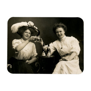 1905 Beer Drinking Girl Friends Magnet
