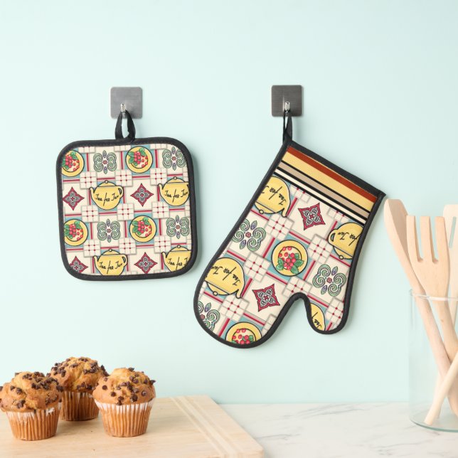 1940s Kitchen Pattern w/Yellow Teapots Oven Mitt & Pot Holder Set (Insitu(Hanging))