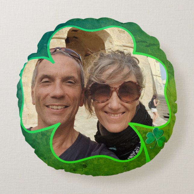 4 Leaf Clover Frame w/Text Round Pillow (Front)