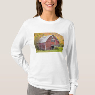 A barn in Vermont's Green Mountains. Hancock, 2 T-Shirt