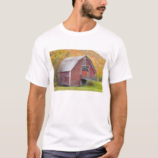 A barn in Vermont's Green Mountains. Hancock, 2 T-Shirt