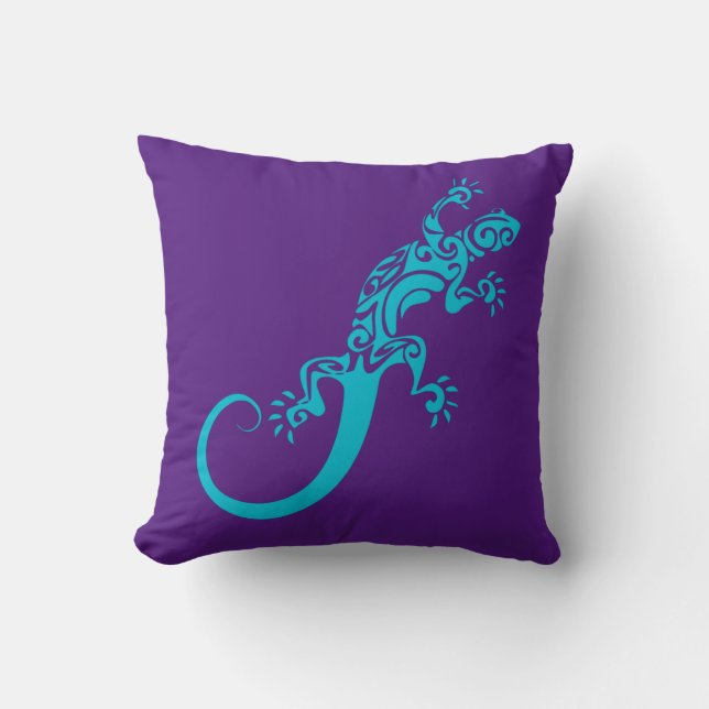 A blue gecko as a pet. Kook Art Throw Pillow (Front)