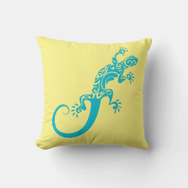 A blue gecko as a pet. Kook Art Throw Pillow (Front)