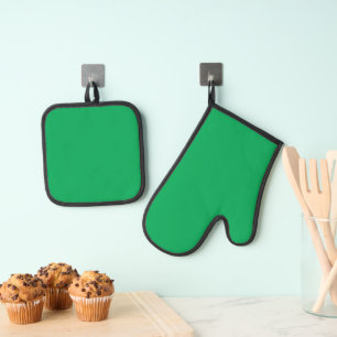 a green background with a white border oven mitt & pot holder set
