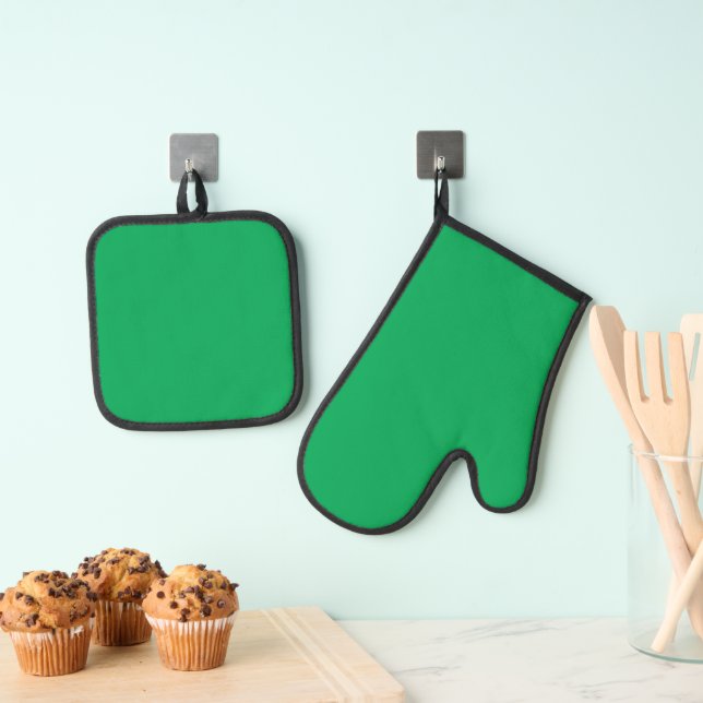 a green background with a white border oven mitt & pot holder set (Insitu(Hanging))