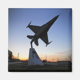 A scale model of an F-16 C Fighting Falcon Magnet