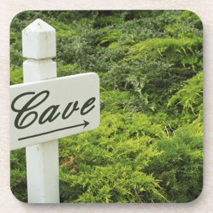 A sign pointing tho the wine cellar (Cave) in Coaster
