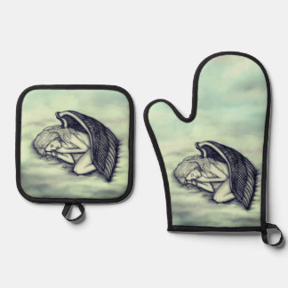 A sleeping Angel on the heavens clouds Oven Mitt & Pot Holder Set