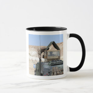 A soldiier instructs an Iraqi army soldier Mug