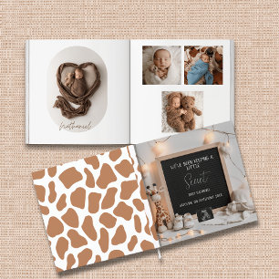 A sweetly sitting giraffe Keepsake baby book
