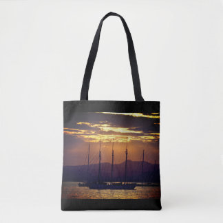 Abendfoto eines Segelschiffs Tote Bag