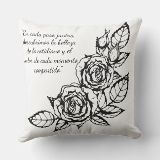 "Abrazando cada momento juntos" Cushion