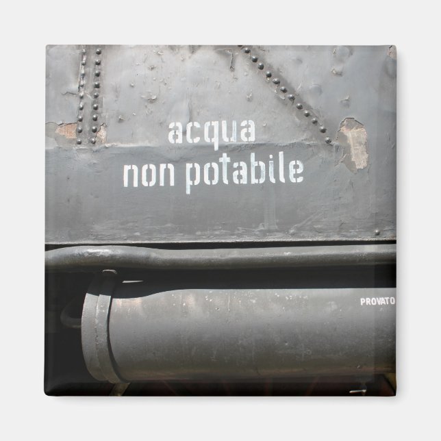 Acqua Non Potabile - Don't drink Magnet (Front)