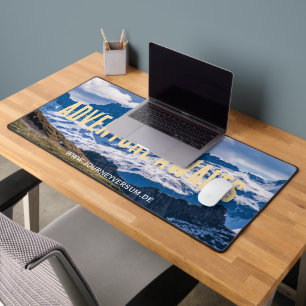 Adventure awaits Bergpanorama Thermotasse Desk Mat