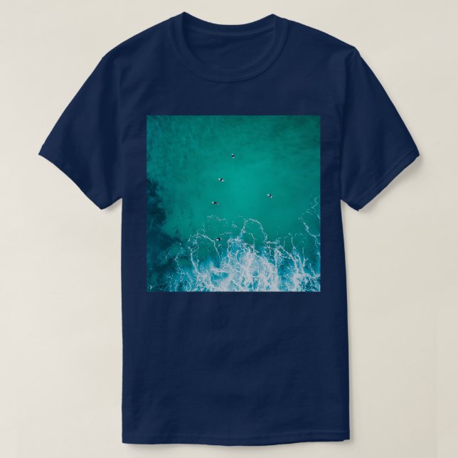 Aerial view cool blue beach ocean waves surfers su T-Shirt (Design Front)