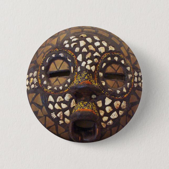 African mask with cowrie shells 6 cm round badge (Front)