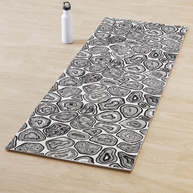 Agate slices in black and white yoga mat (In Situ)