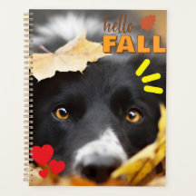 Agenda con imagen de perro entre hojas