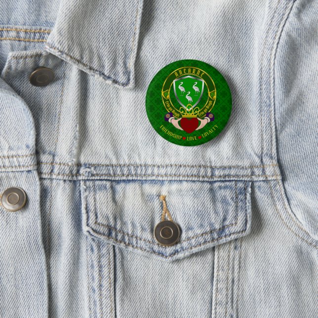 Ahearne Irish Shield & Claddagh 6 Cm Round Badge (In Situ)