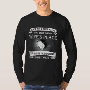 Aint no woman alive that could take my wifes place T-Shirt
