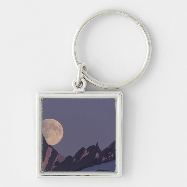 Alaska, Chugach Mountains Full moon rises Key Ring (Front)