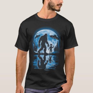 Alien And Bigfoot Moon ufo T-Shirt