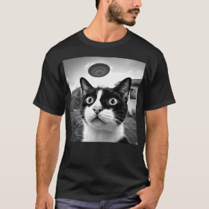 Alien Invasion Cat Selfie Black  White Ufo Chaos   T-Shirt