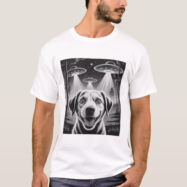 Alien UFO Taking a Selfie Dog Mom Dad  T-Shirt (Front)