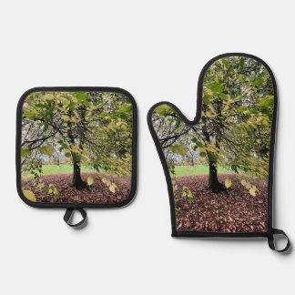An autumn walk oven mitt & pot holder set