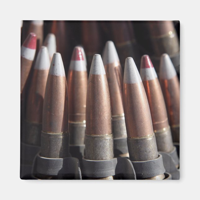 An even mix of four ball rounds to one tracer magnet (Front)