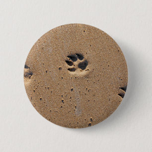 Animal paw prints in sand 6 cm round badge