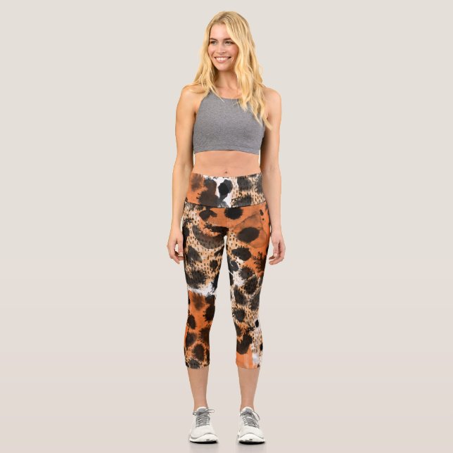 Animal skin: creative leopard pattern. capri leggings (Front)