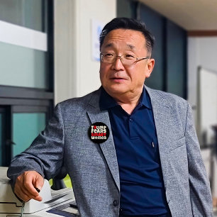 Anti trump feminist protest slogan red black 10 cm round badge