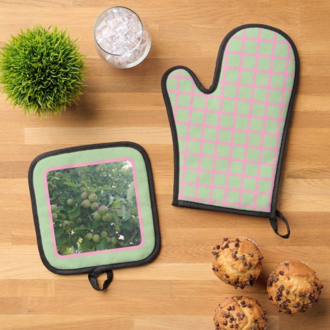 Apples A-Go-Go Oven Mitt & Pot Holder Set (Top Down)
