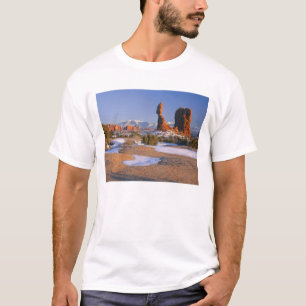 ARCHES NATIONAL PARK, UTAH. USA. Balanced Rock T-Shirt