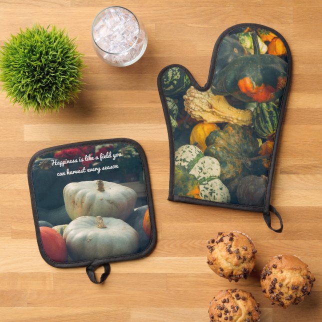 Autumn pumpkins in a rustic garden Oven Mitt & Pot Holder Set (Top Down)