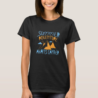 Awesome Summer Adventure Awaits Camper Camping Des T-Shirt