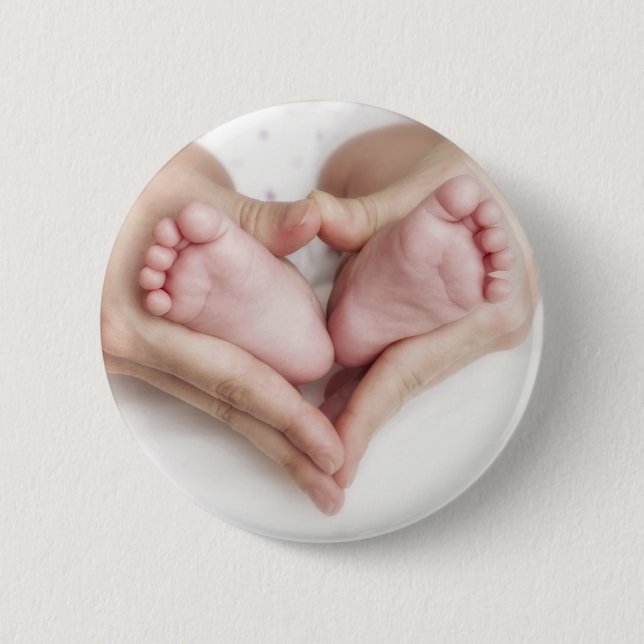 Baby feet in mother hands 6 cm round badge (Front)