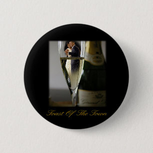 BARACK & MICHELLE OBAMA:  TOAST OF THE TOWN 6 CM ROUND BADGE