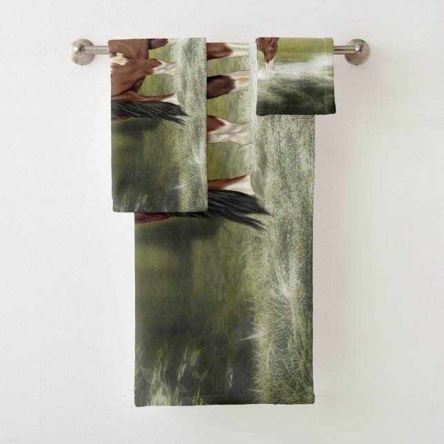 Bay and White Tobiano Paint Horse Print Bath Towel Set (Insitu)