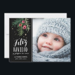 Bayas Rojas | Feliz Navidad Holiday Card<br><div class="desc">Diseño moderno con una ilustración dibujados a mano y tipografía</div>