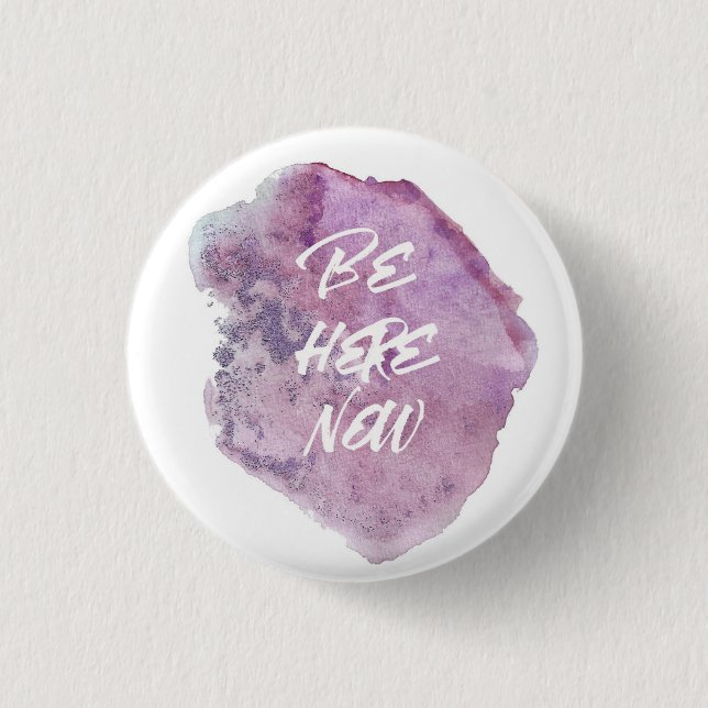 Be here now. 3 cm round badge (Front)