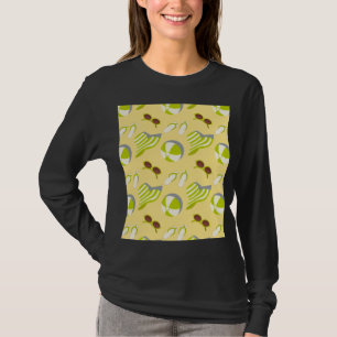 Beach vacay pattern with sunglasses and sun hat T T-Shirt