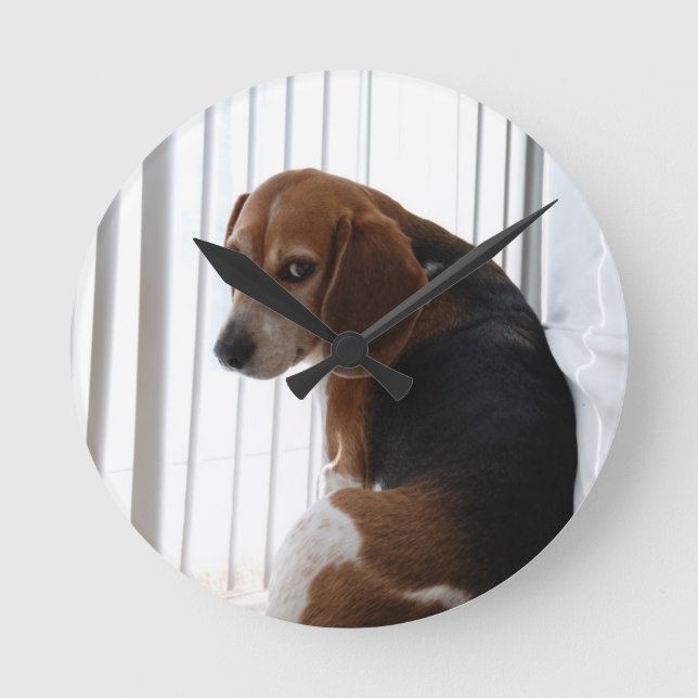 beagle attitude round clock (Front)