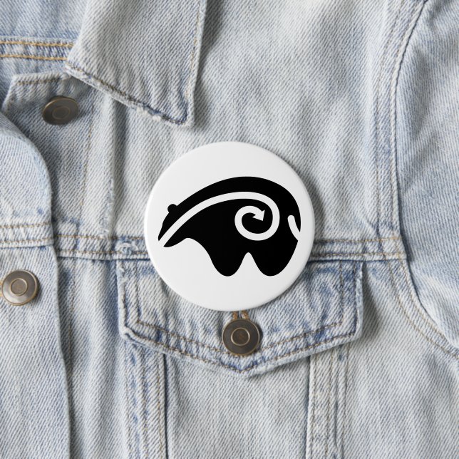 bear heartline 7.5 cm round badge (In Situ)