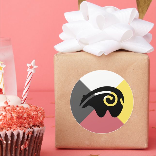 bear heartline classic round sticker (Party)