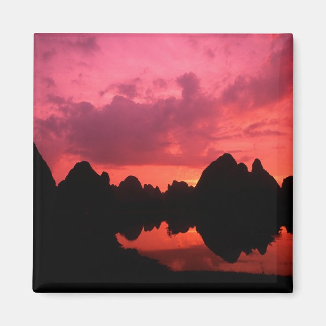 Beautiful colour at sunset of limestone mountains magnet (Front)